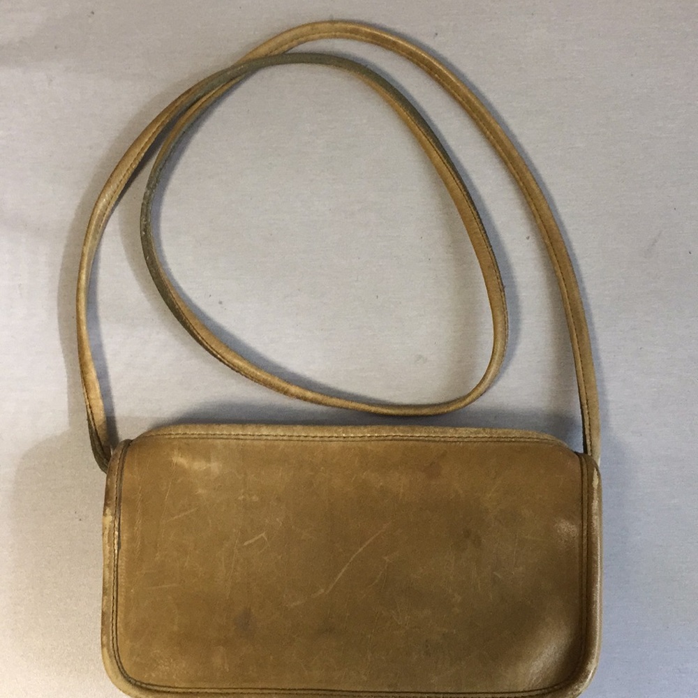 👛 Coach tan leather crossbody bag